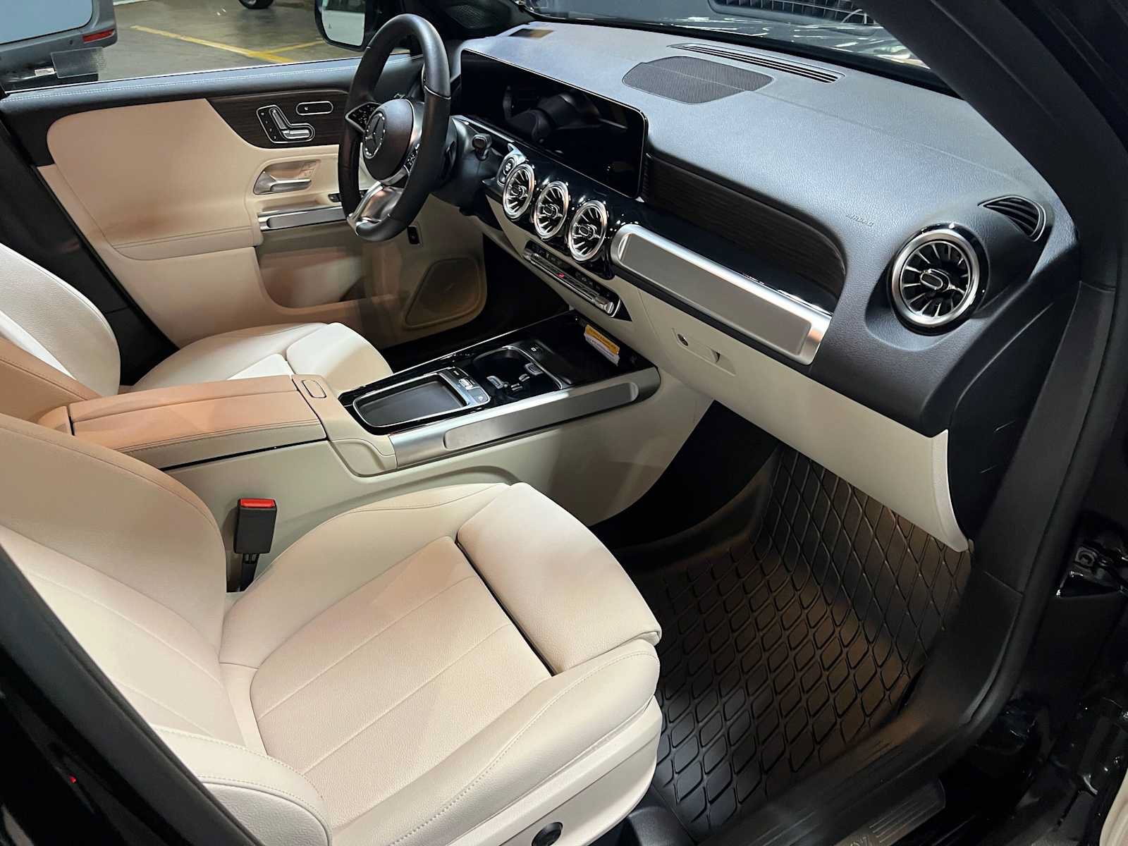 Used 2026 Mercedes-Benz GLB 250 4MATIC image 11