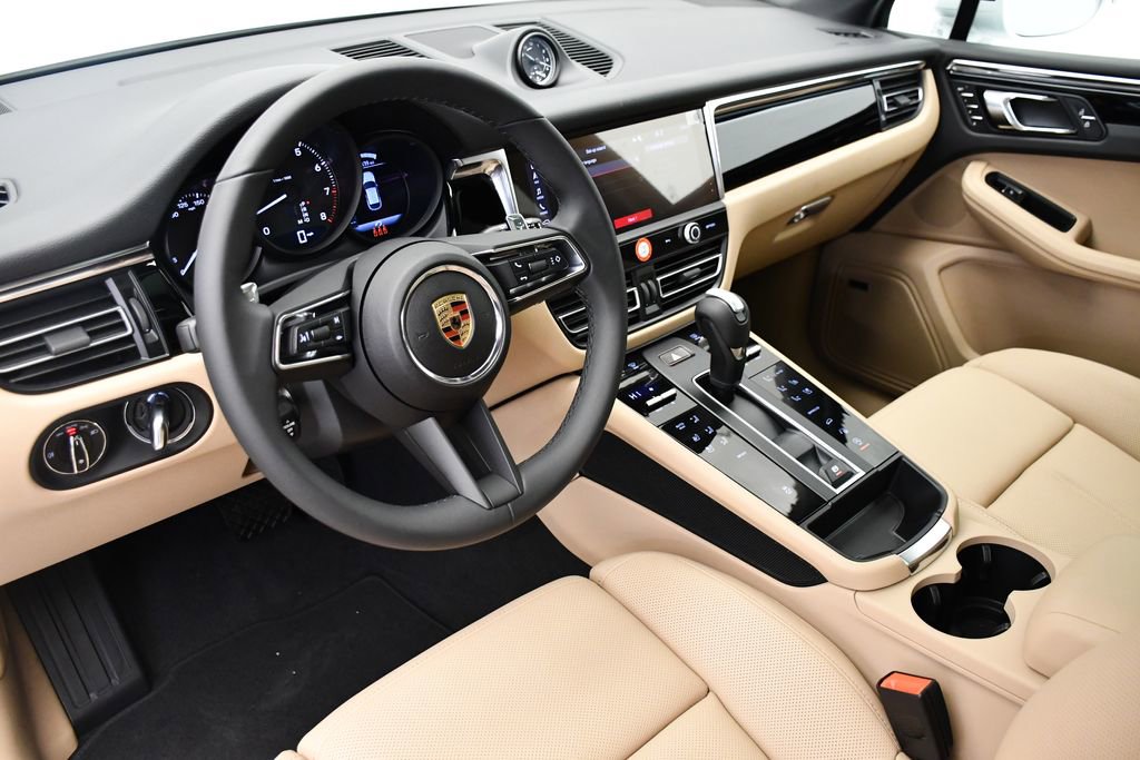 Certified 2025 Porsche Macan image 4