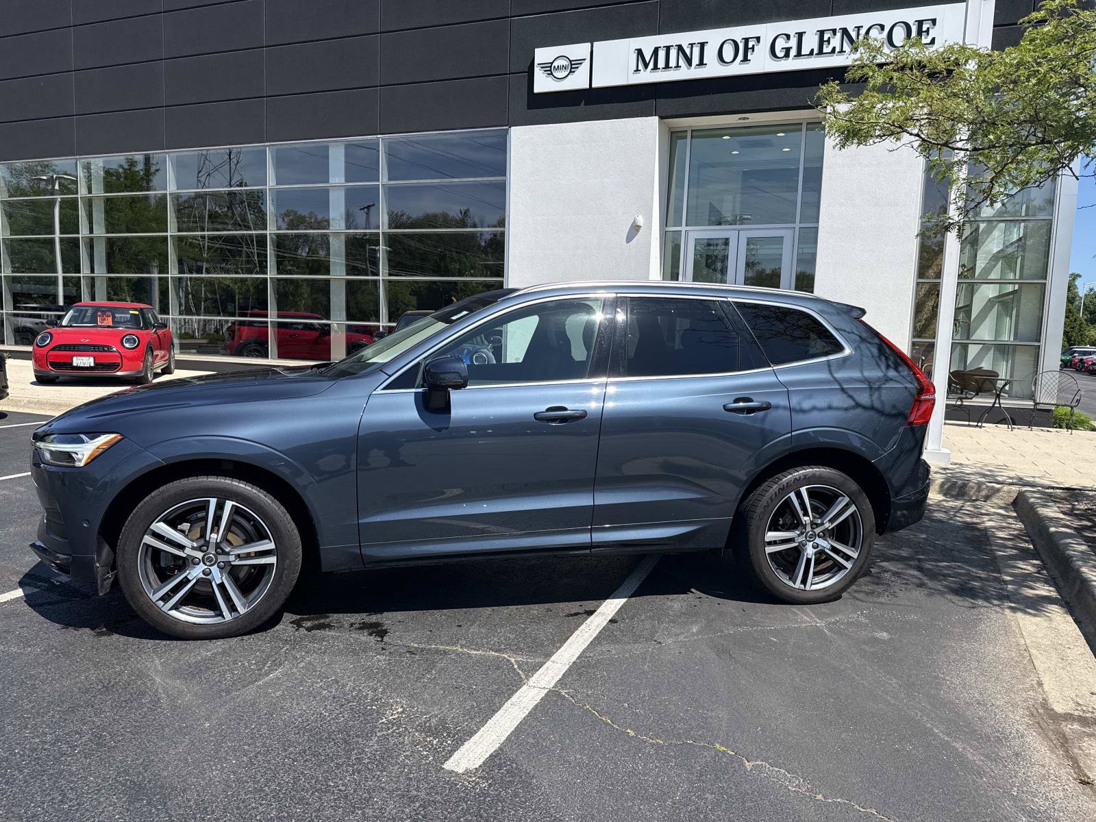 Used 2018 Volvo XC60 T6 Momentum w/ Convenience Package AWD/4WD image 2