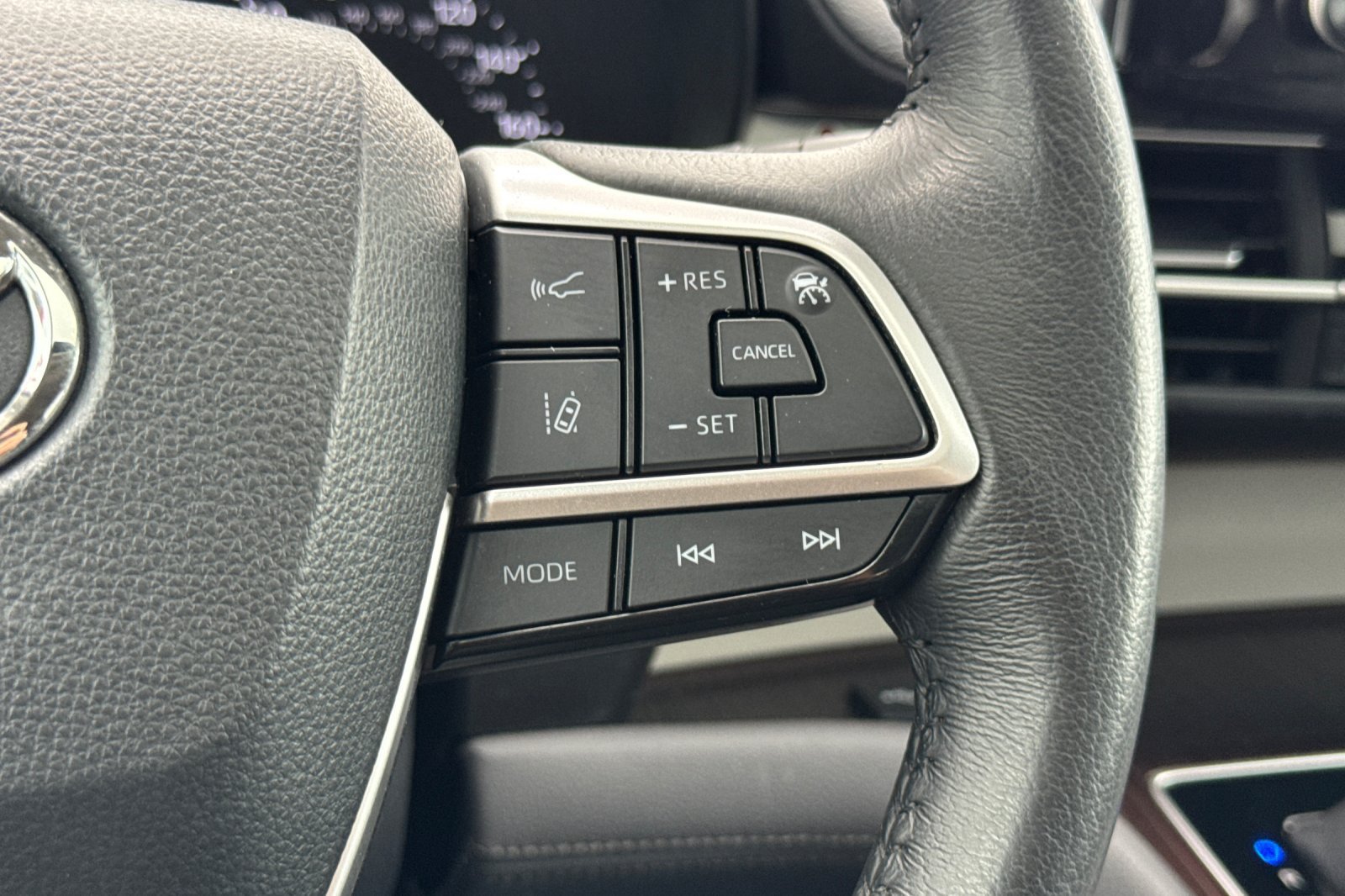Certified 2024 Toyota Sienna XLE FWD image 30