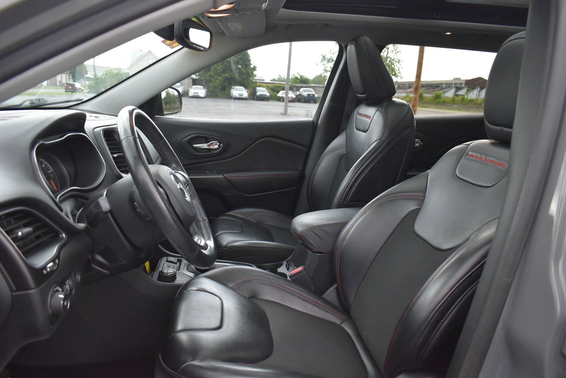 Used 2019 Jeep Cherokee Trailhawk w/ Comfort/Convenience Group AWD/4WD image 16