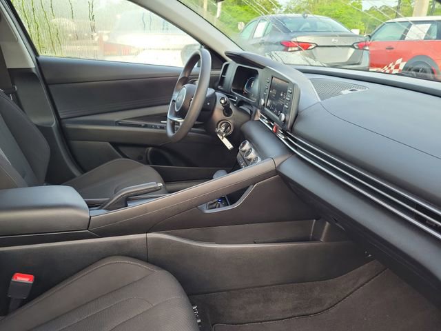 Used 2025 Hyundai Elantra SE FWD image 31
