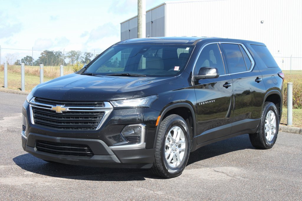 Used 2023 Chevrolet Traverse LS image 2