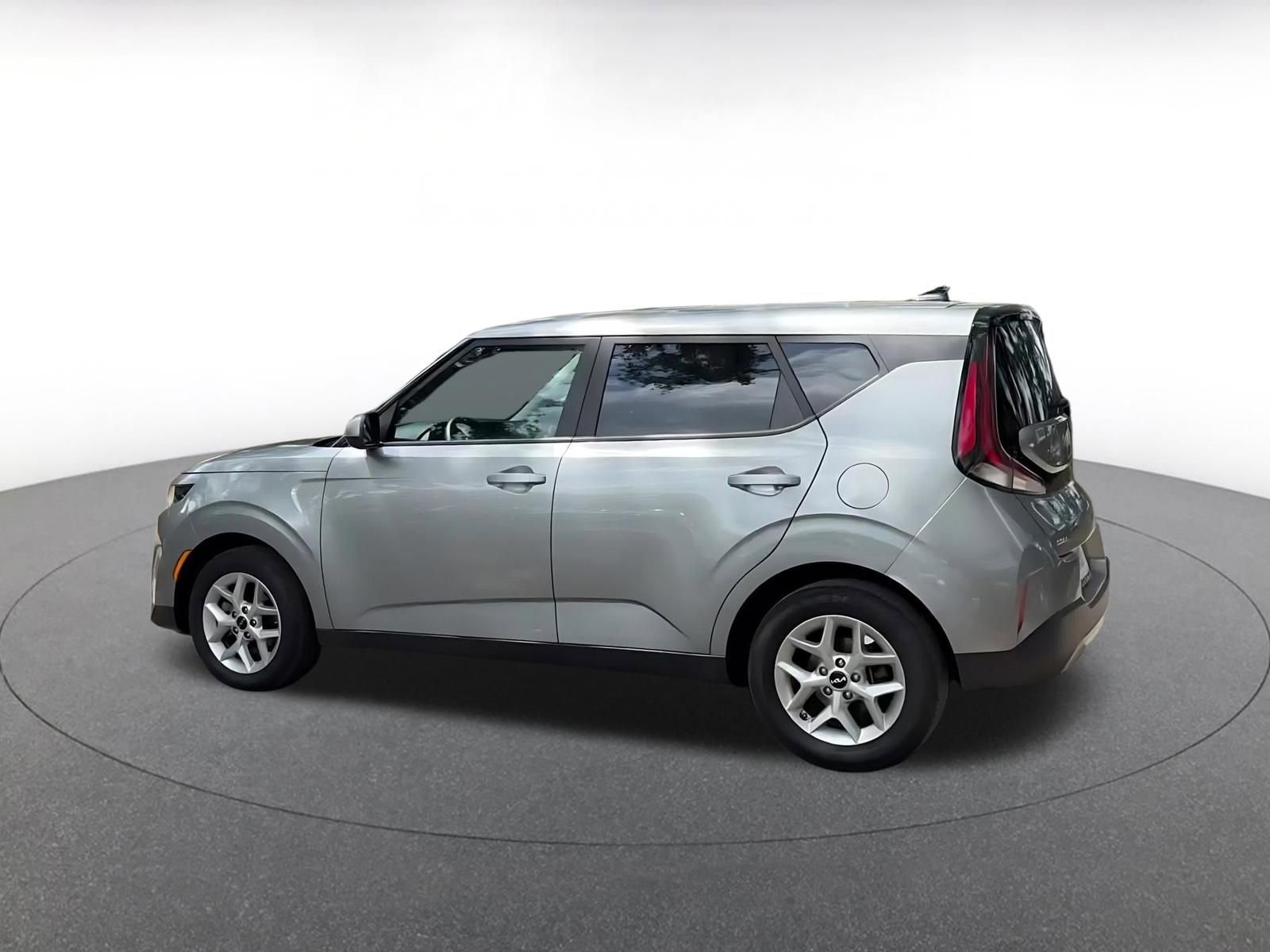 Used 2025 Kia Soul LX w/ LX Technology Package FWD image 10