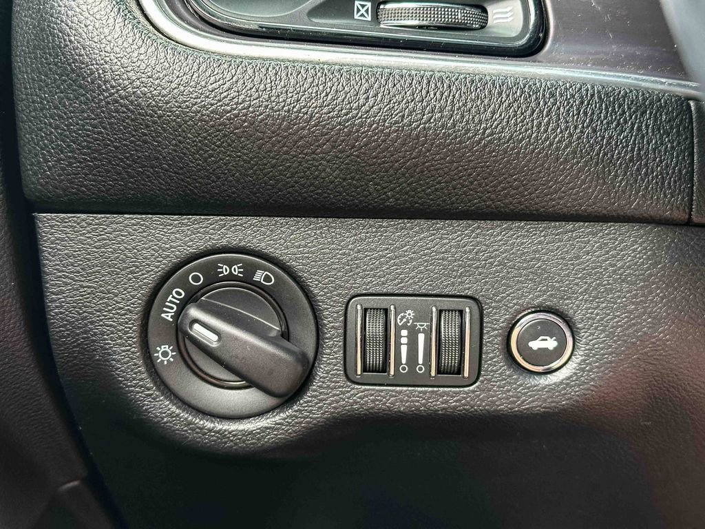 Used 2016 Dodge Challenger SXT RWD image 30