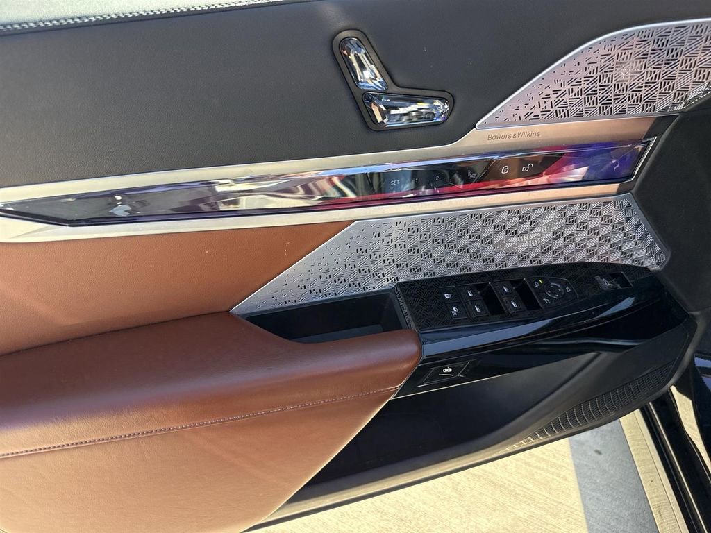 Used 2023 BMW 740i w/ Parking Assistance Package image 22