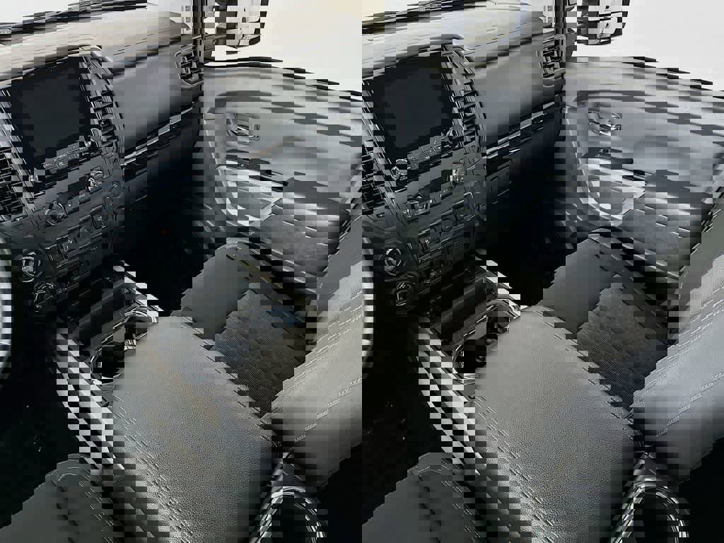 Used 2024 Nissan Titan SV w/ SV Convenience Package image 11