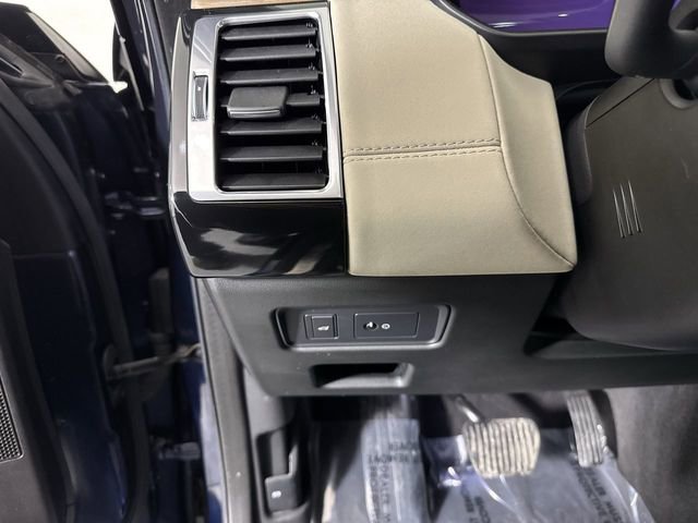 Used 2018 Land Rover Discovery HSE image 14