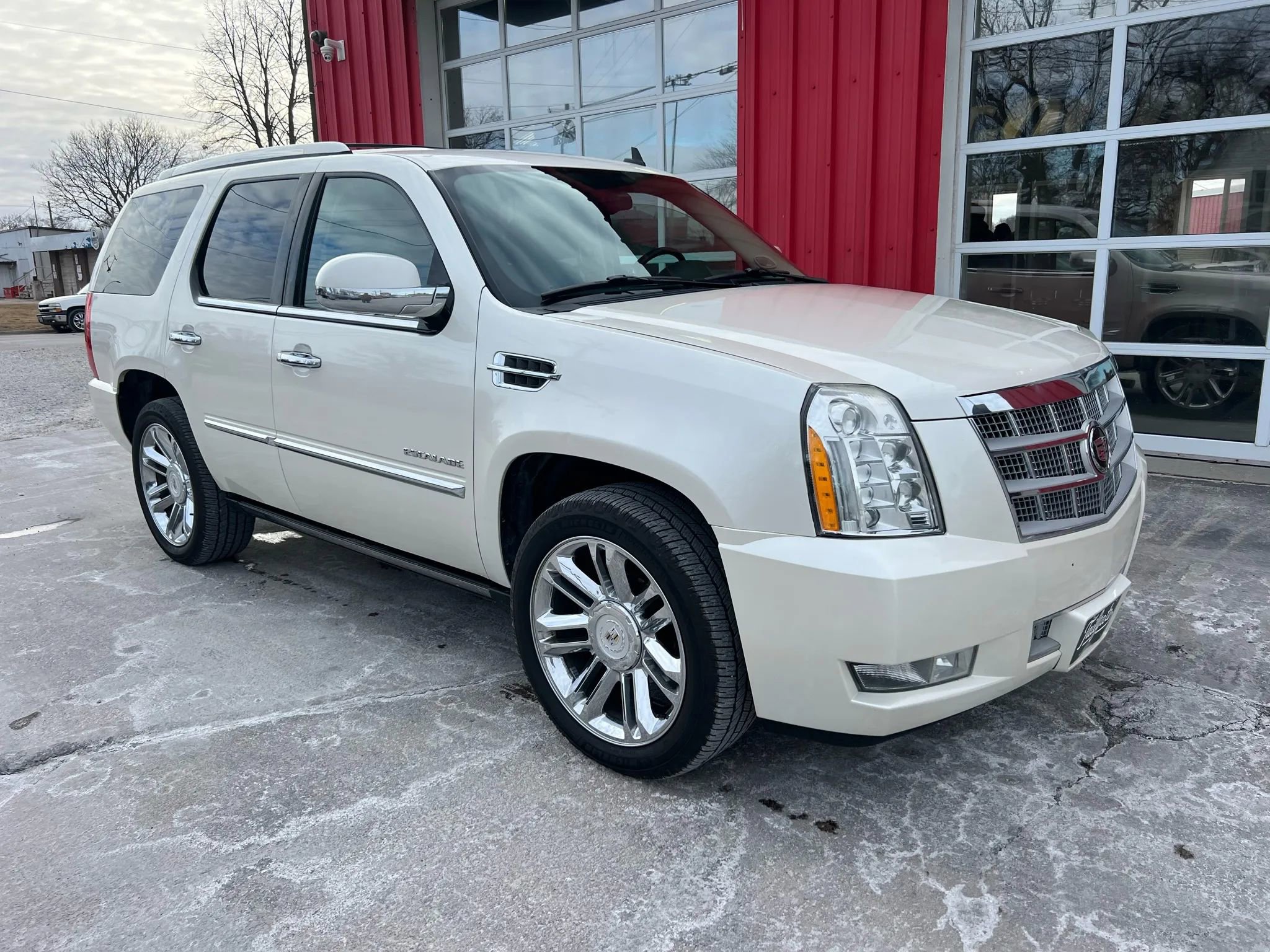 Used 2010 Cadillac Escalade Platinum image 2