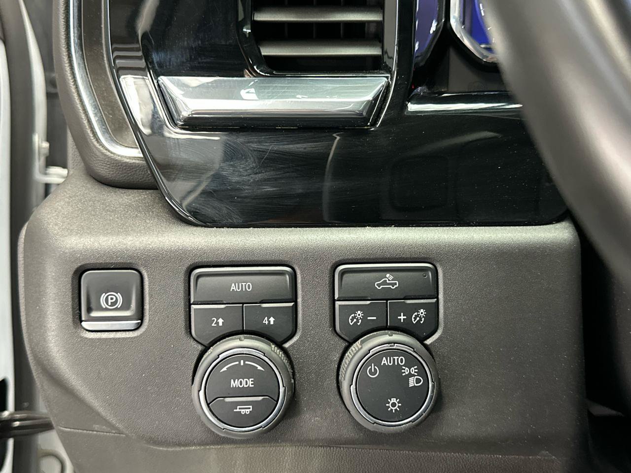 Used 2024 Chevrolet Silverado 1500 LT AWD/4WD image 21