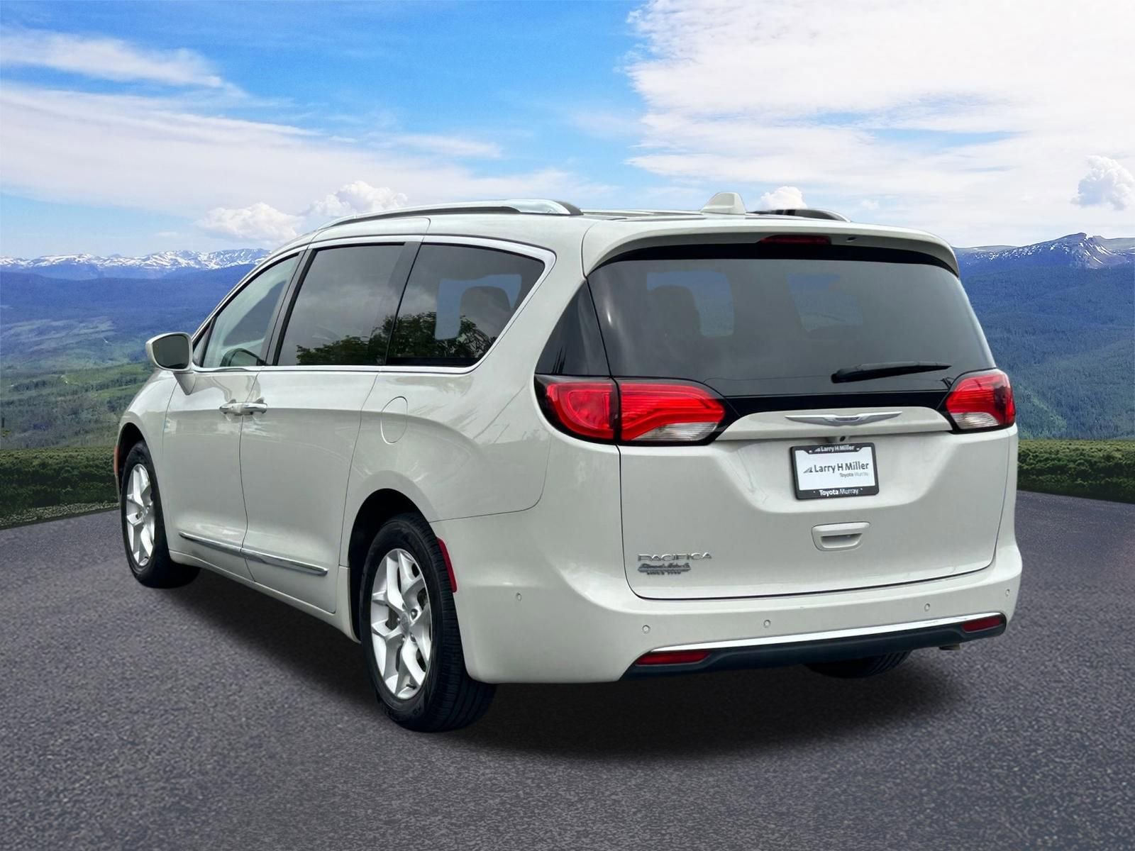 Used 2020 Chrysler Pacifica Touring-L Plus w/ Tire & Wheel Group image 3