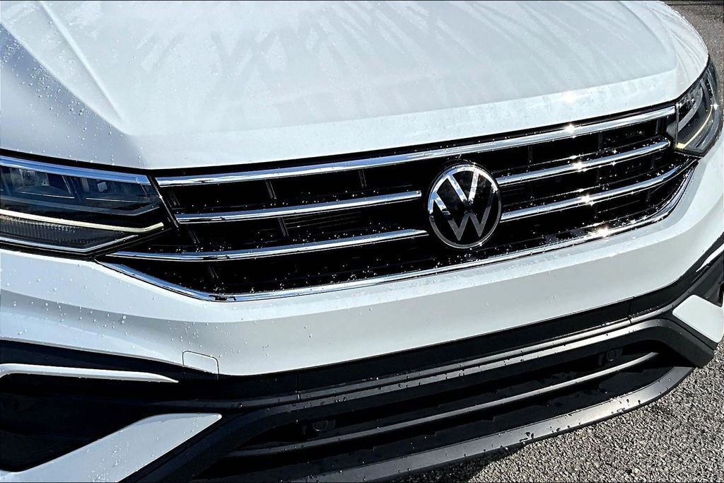 Certified 2023 Volkswagen Tiguan SE w/ Panoramic Sunroof Package image 11