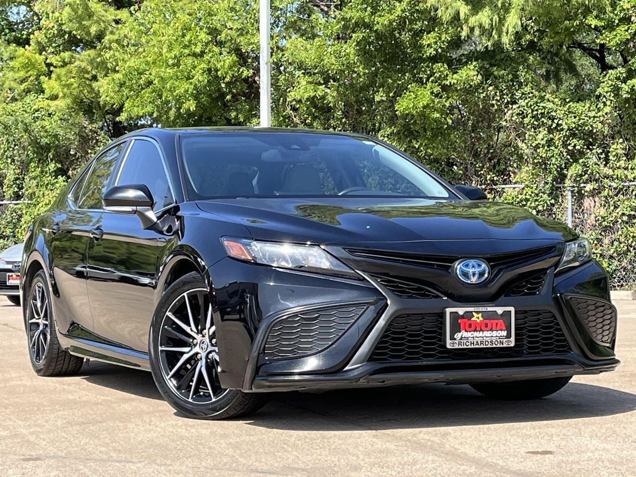 Used 2023 Toyota Camry SE w/ Audio Upgrade Package FWD image 2