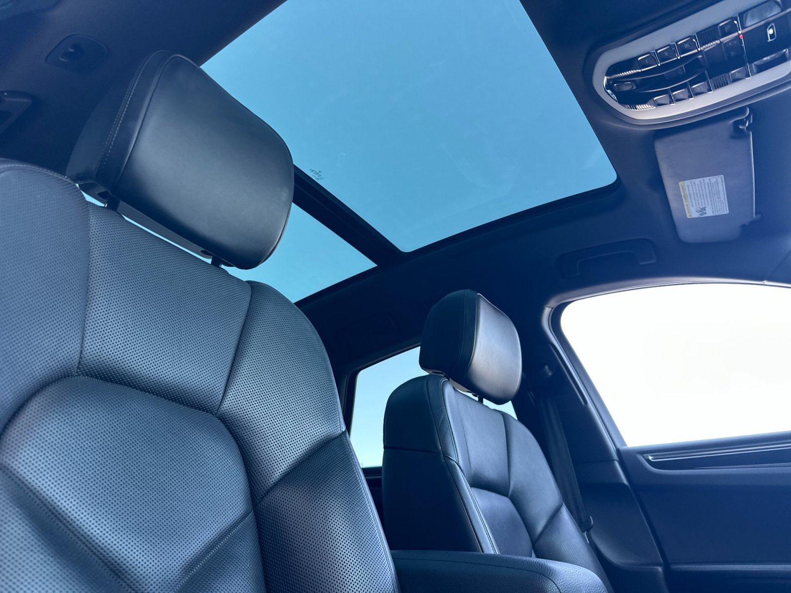 Certified 2023 Porsche Macan AWD/4WD image 27