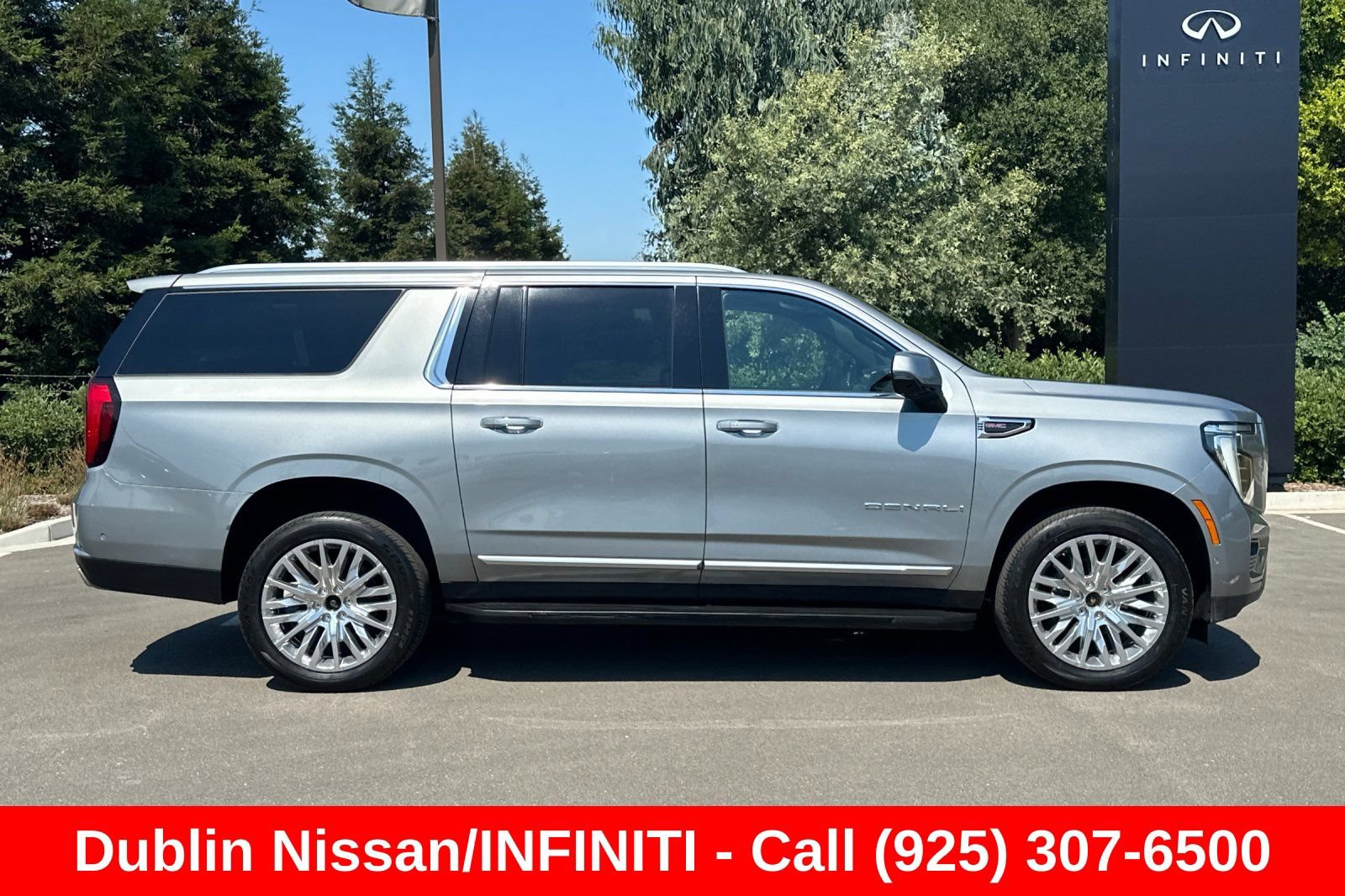 Used 2025 GMC Yukon XL Denali AWD/4WD image 3
