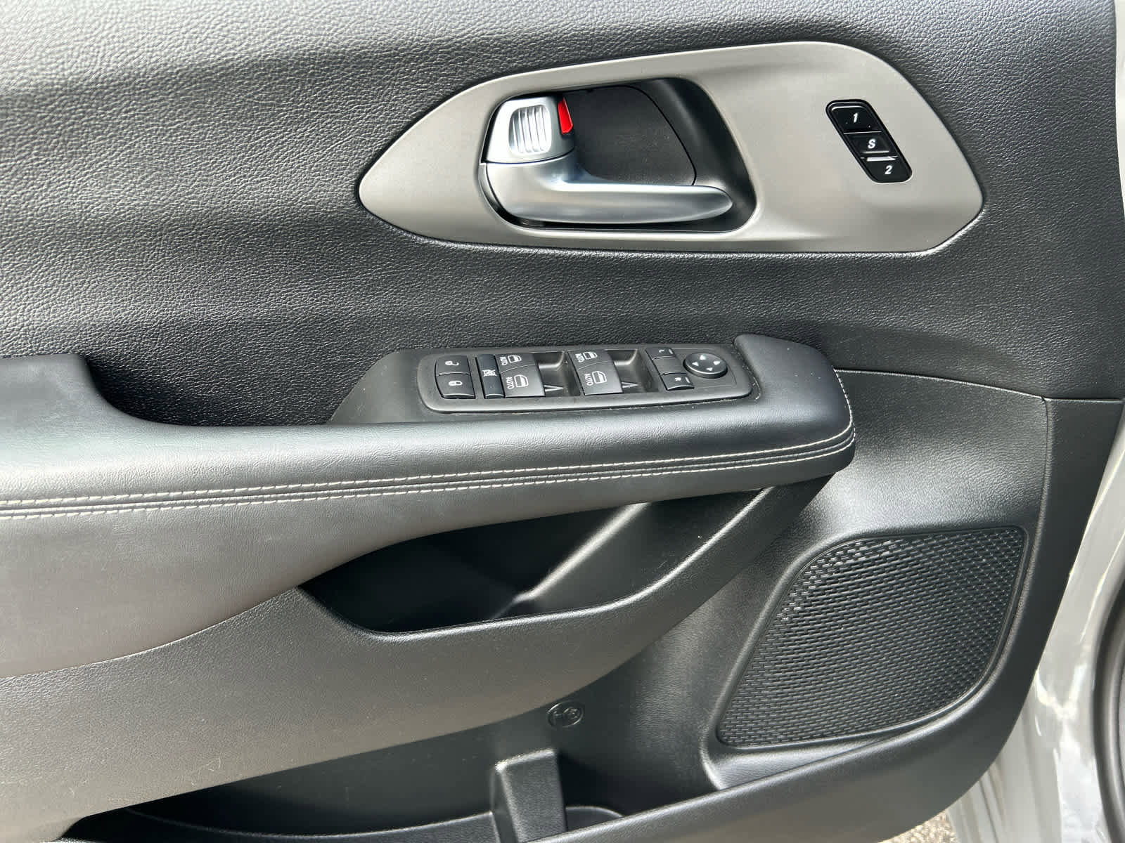 Used 2025 Chrysler Pacifica Select FWD image 10