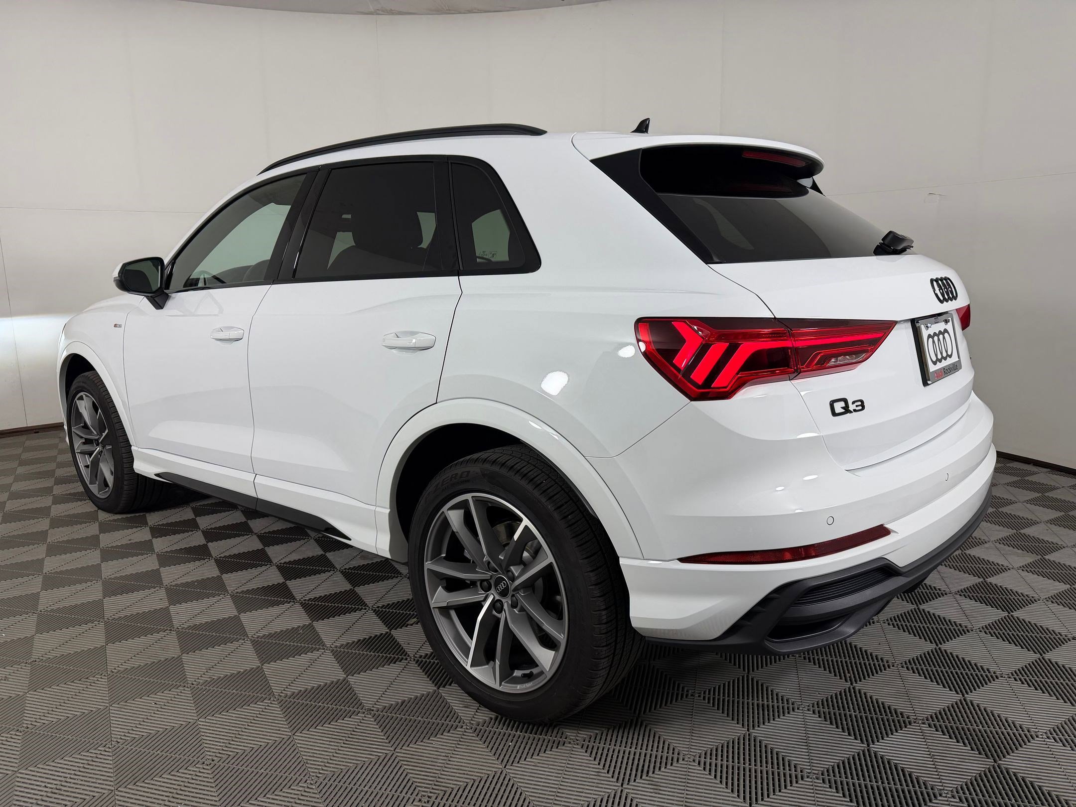 Certified 2025 Audi Q3 2.0T Premium w/ Convenience Package AWD/4WD image 3