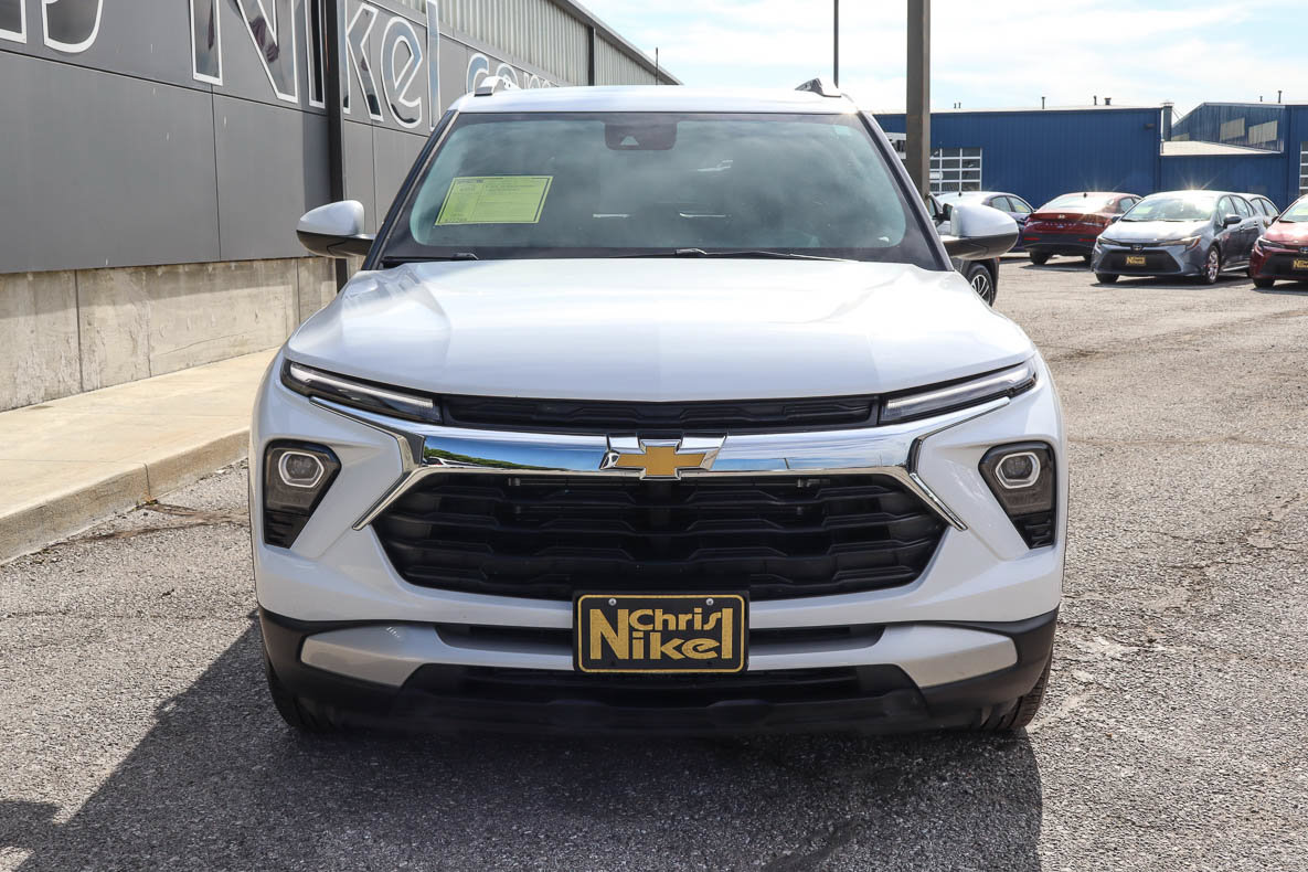 Used 2025 Chevrolet TrailBlazer LT FWD image 2