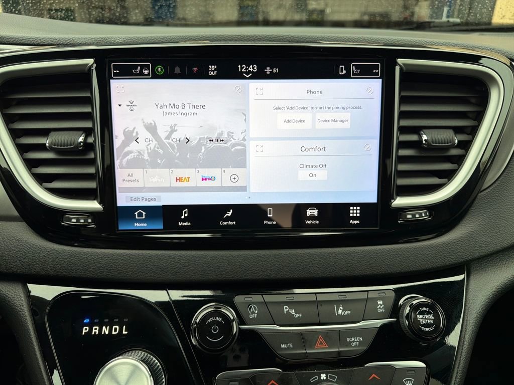 Used 2025 Chrysler Pacifica Select image 26