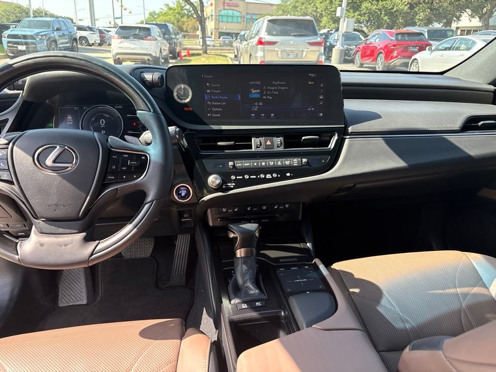 Certified 2022 Lexus ES 300h Ultra Luxury w/ Accessory Package 2 FWD image 17