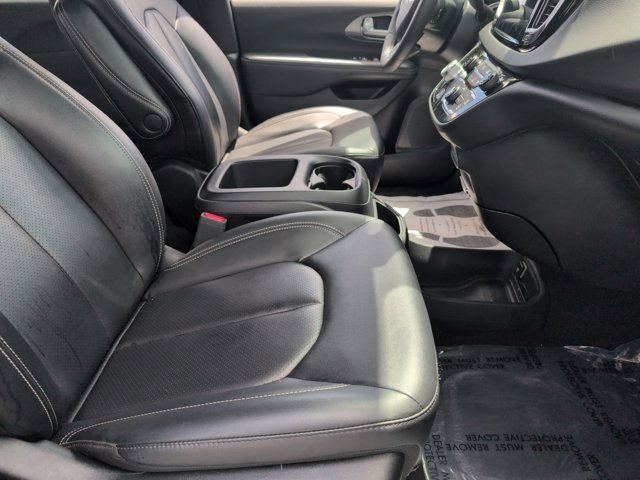 Used 2025 Chrysler Pacifica Select image 31