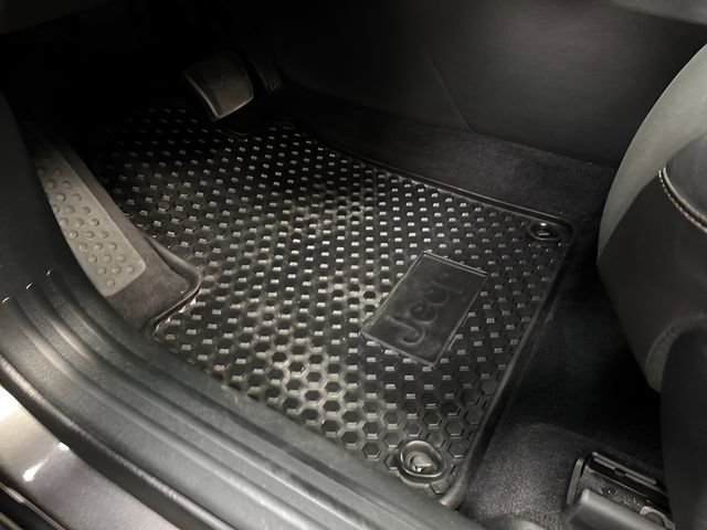 Used 2018 Jeep Cherokee Latitude Plus w/ Comfort/Convenience Group image 33