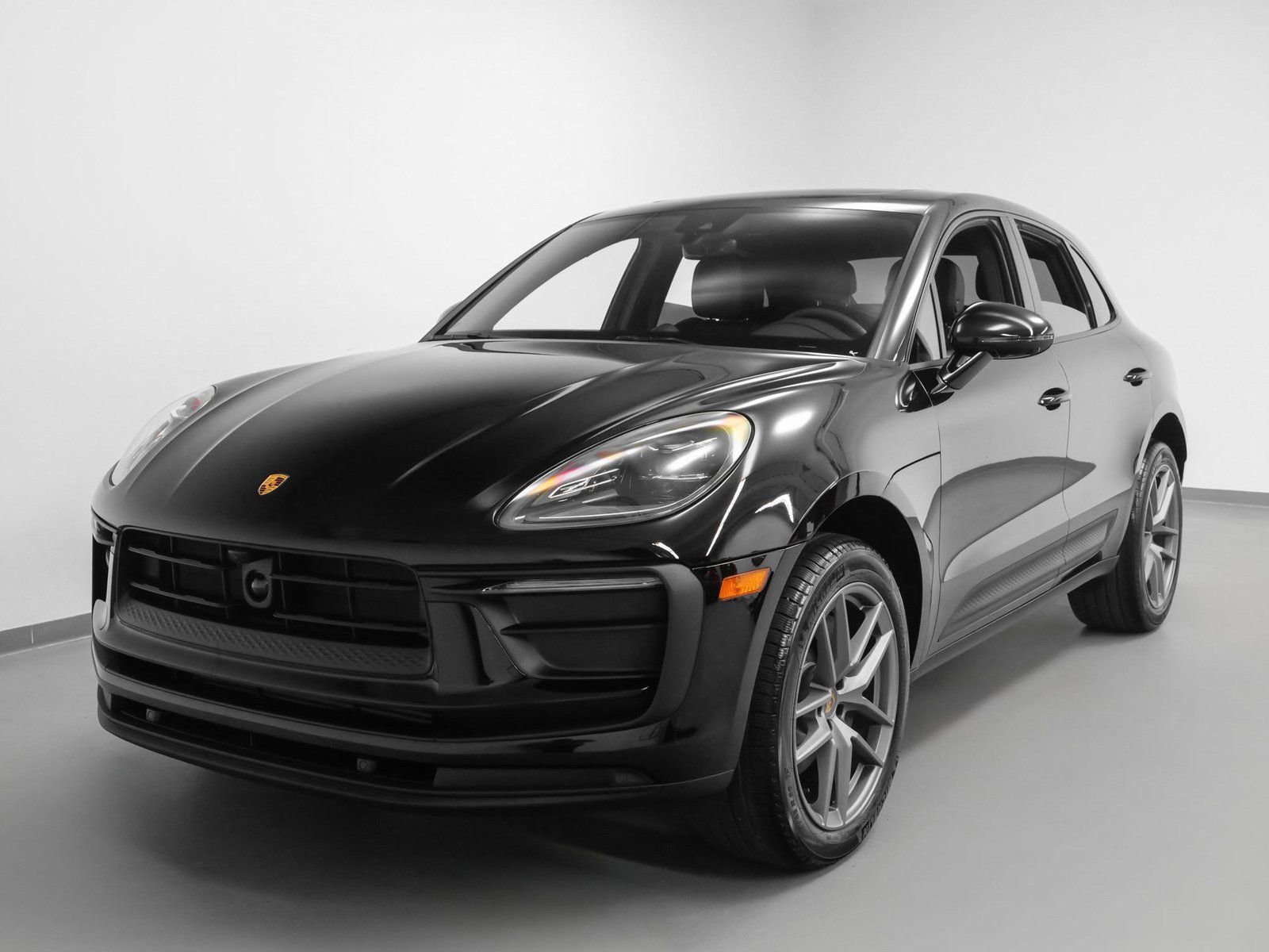 Certified 2025 Porsche Macan image 6