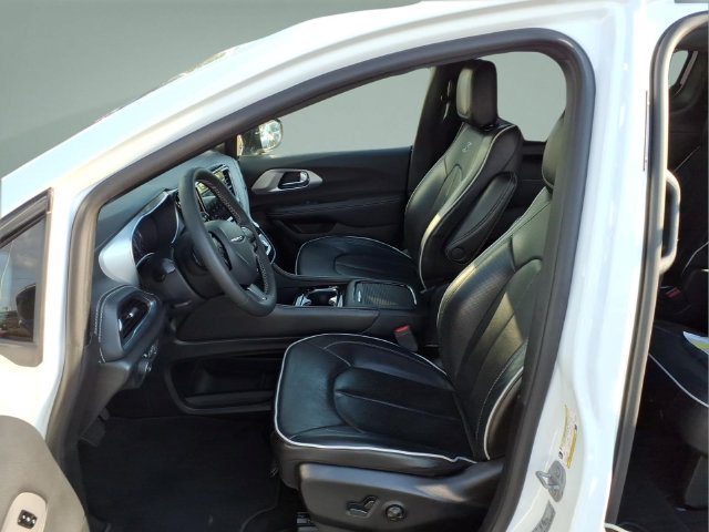 Used 2025 Chrysler Pacifica Limited FWD image 27