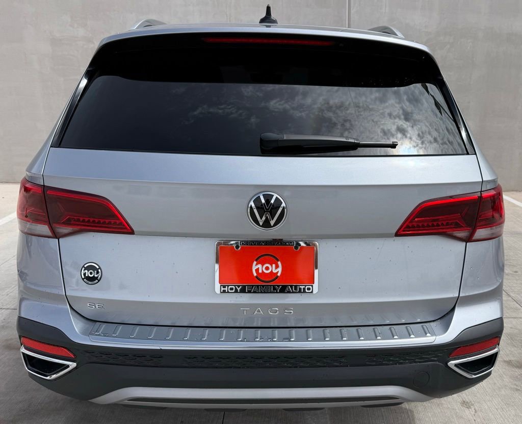 Used 2024 Volkswagen Taos SE w/ Panoramic Sunroof Package FWD image 4