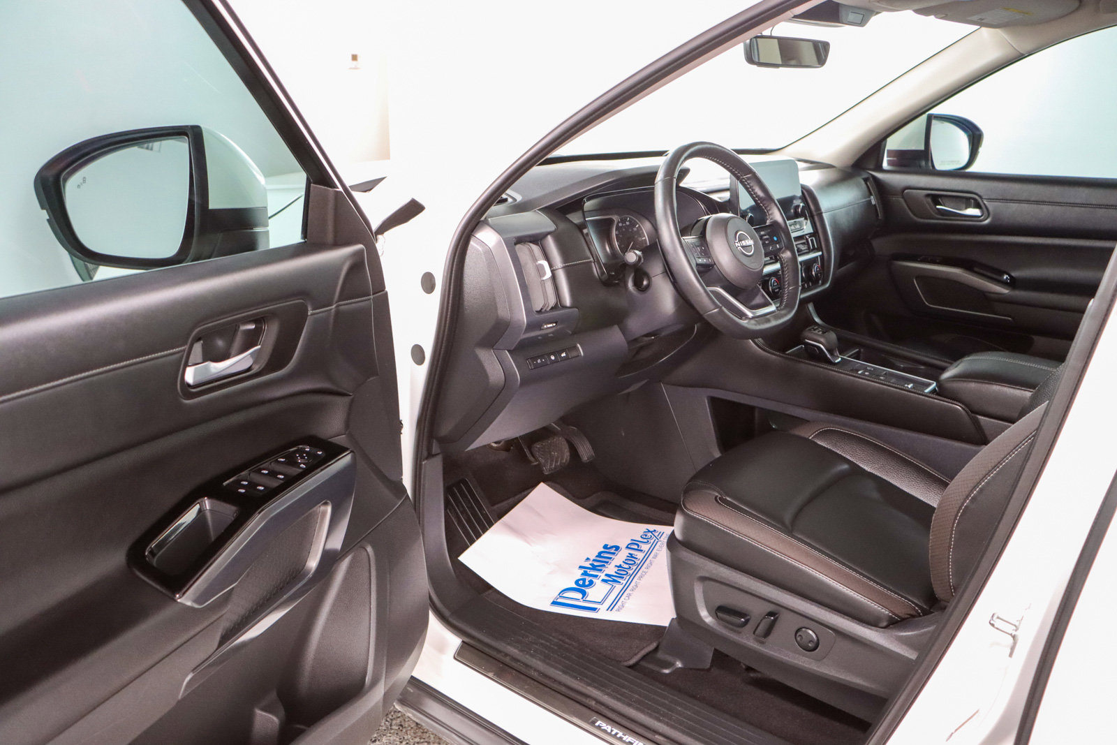 Used 2023 Nissan Pathfinder SL w/ Lighting Package (N92) FWD image 3