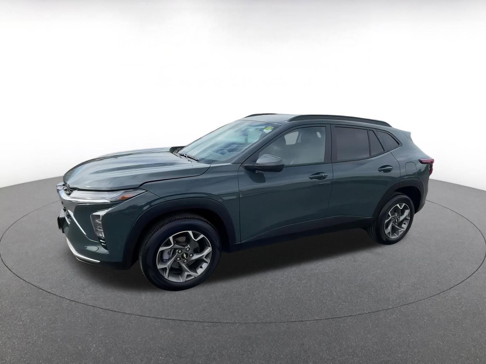 Used 2025 Chevrolet Trax LT w/ LT Convenience Package image 8