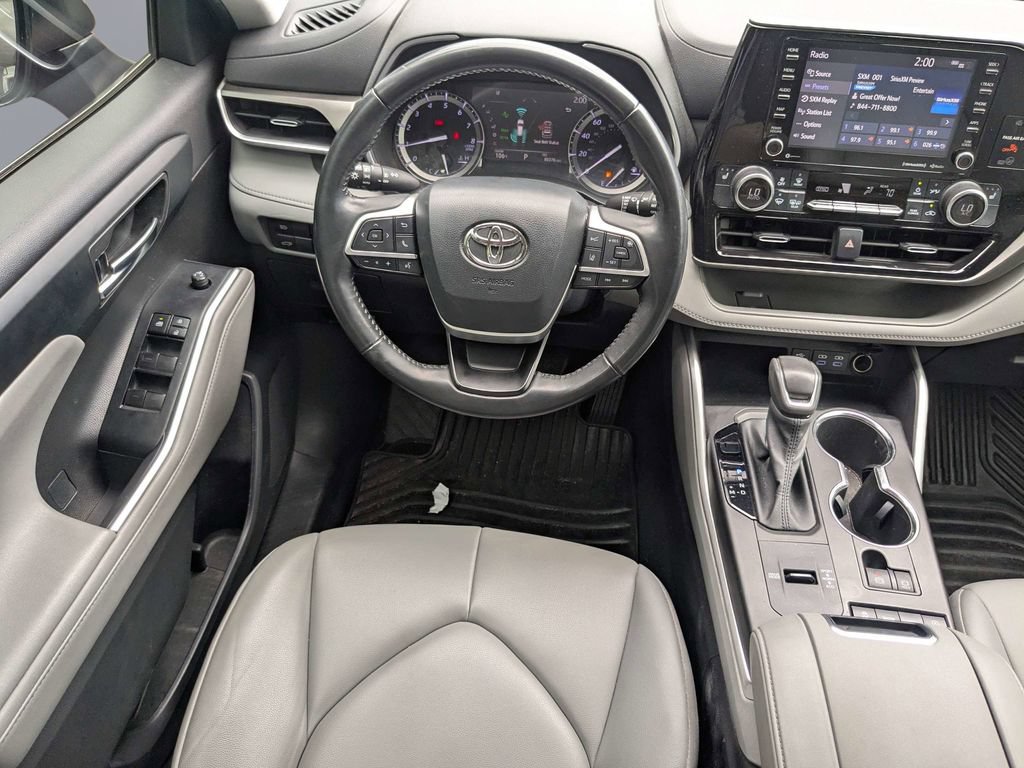 Used 2022 Toyota Highlander XLE FWD image 17