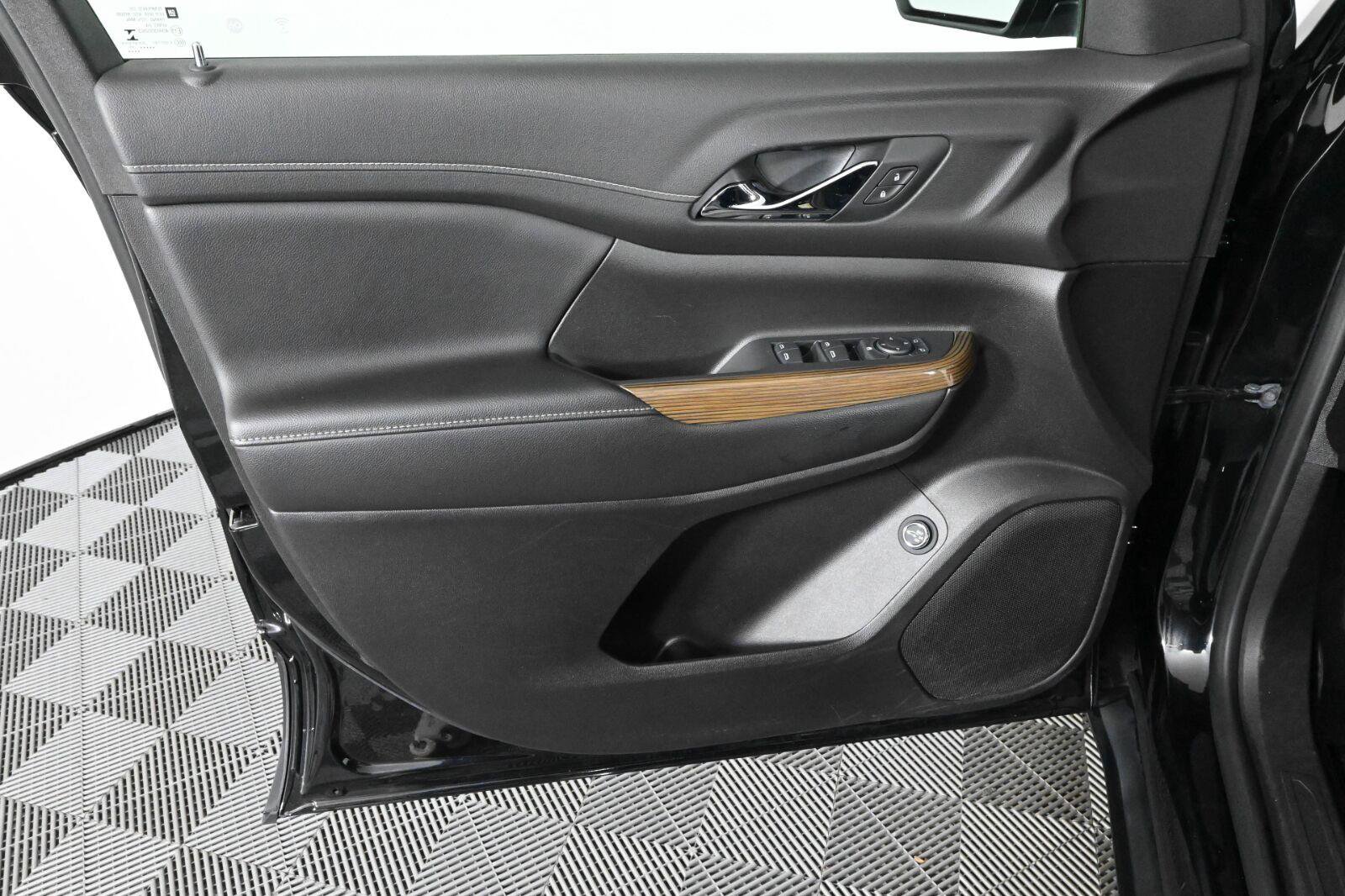 Used 2021 GMC Acadia SLE w/ Driver Convenience Package FWD image 18