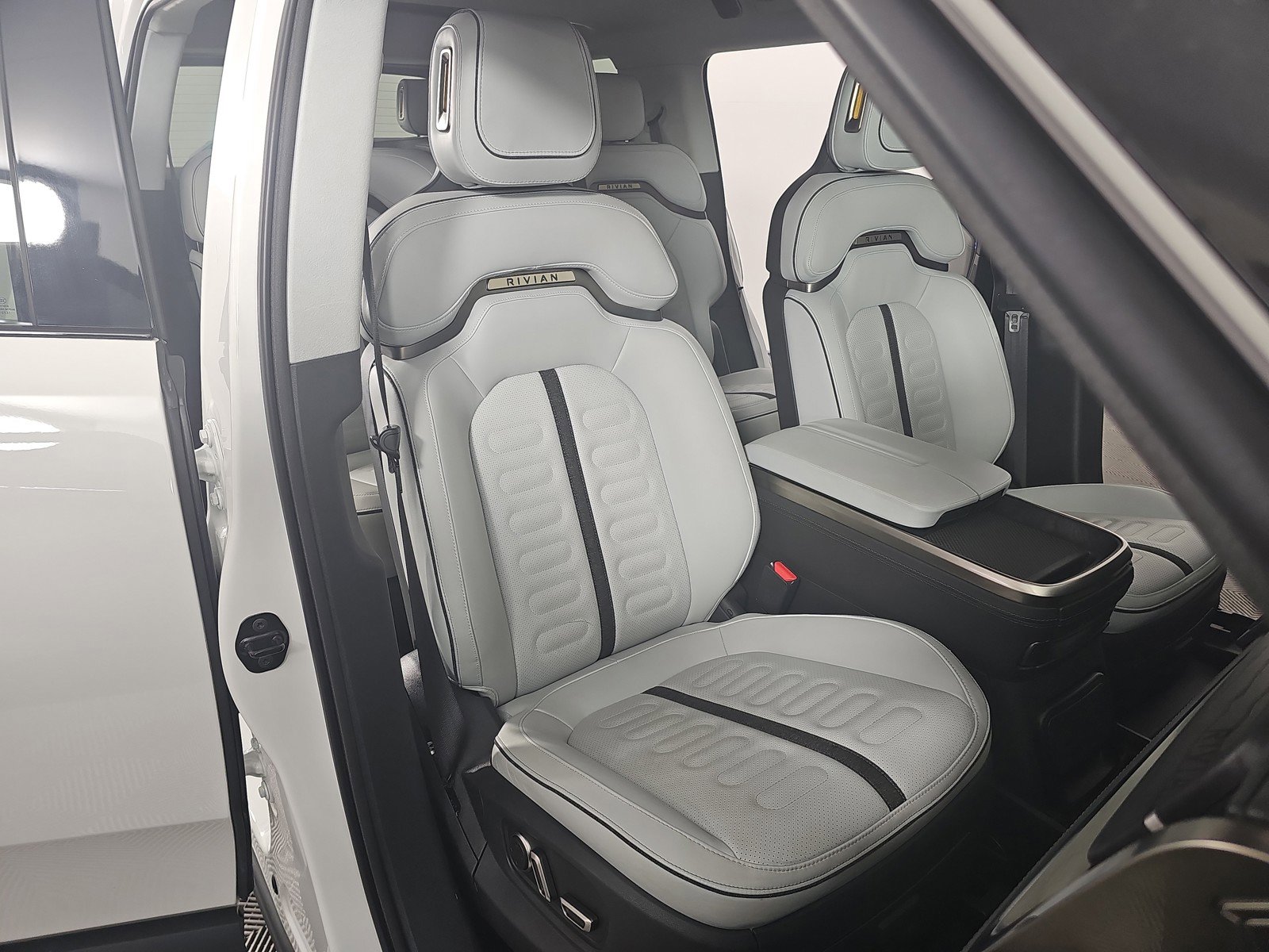 Used 2024 Rivian R1S Adventure AWD/4WD image 24