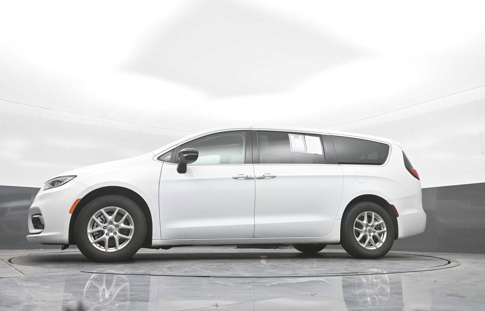 Used 2024 Chrysler Pacifica Touring-L image 21