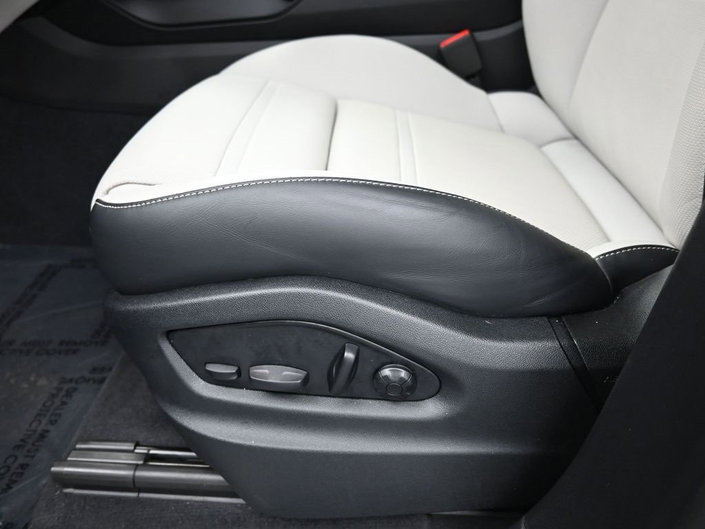 Used 2025 Porsche Cayenne S image 6