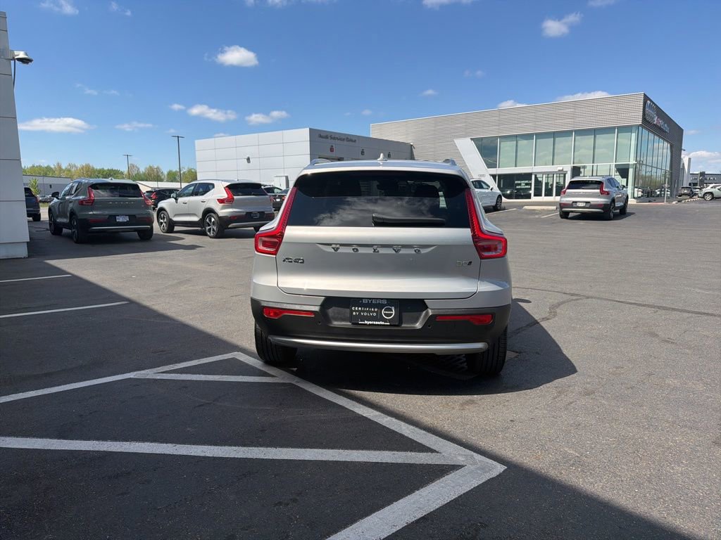 Used 2025 Volvo XC40 B5 Plus image 3