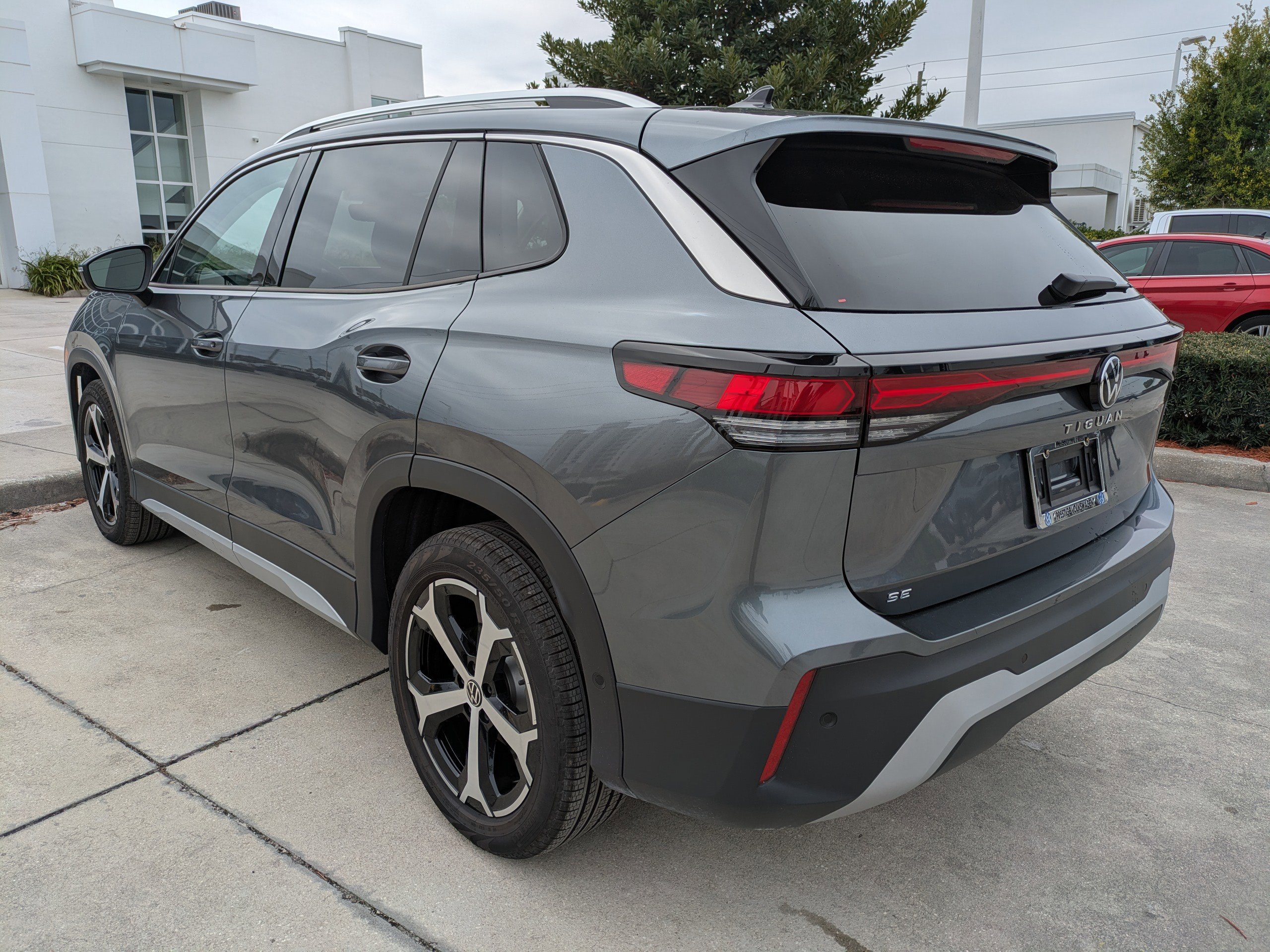 Used 2025 Volkswagen Tiguan SE FWD image 6