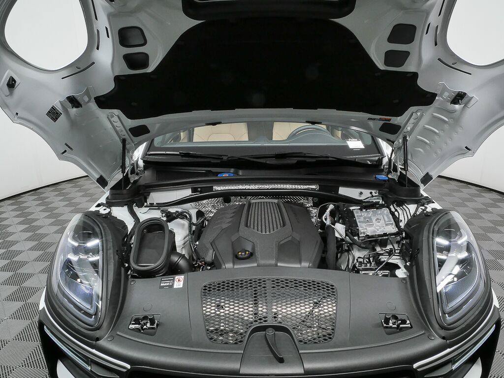 Certified 2026 Porsche Macan Turbo AWD/4WD image 34