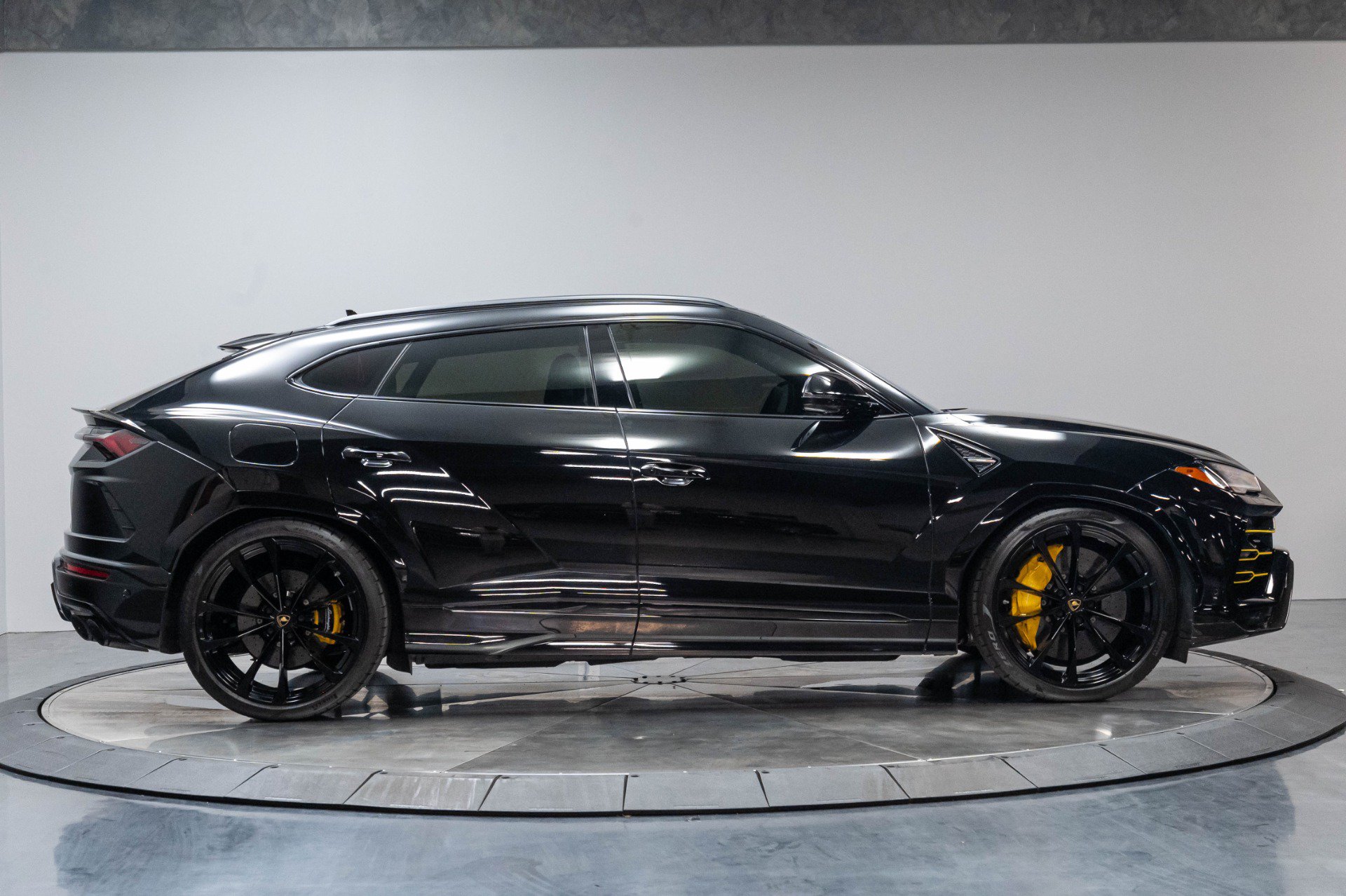 Used 2019 Lamborghini Urus AWD/4WD image 31