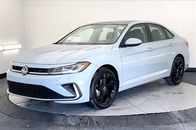 New 2026 Volkswagen Jetta SE image 2