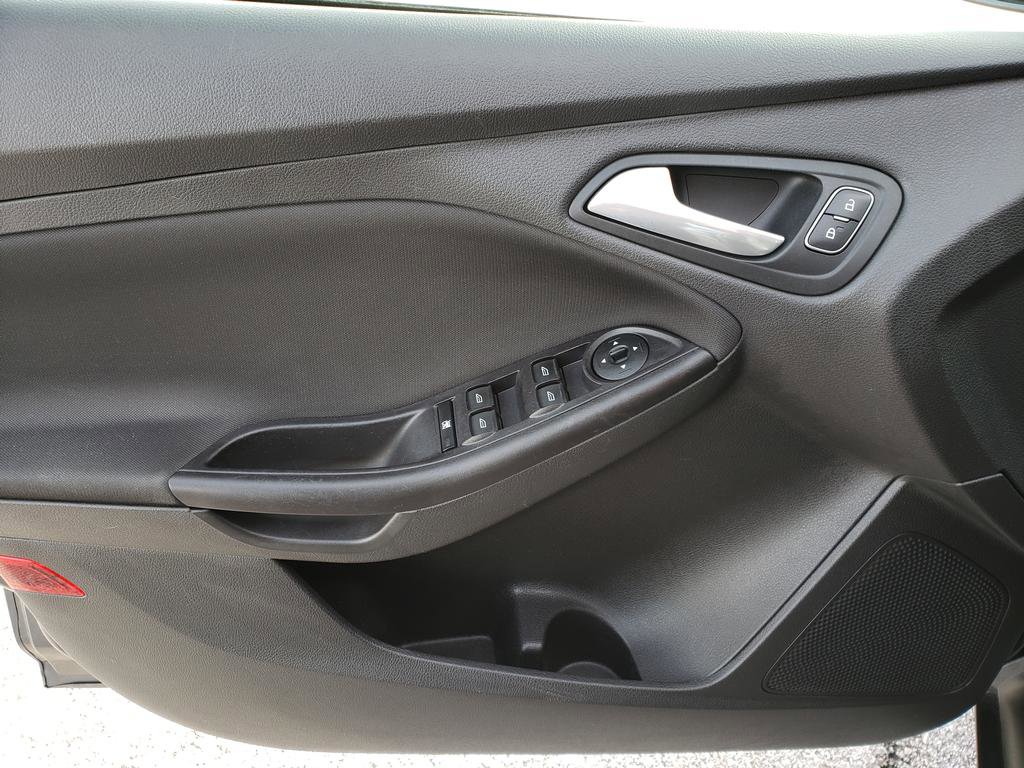 Used 2018 Ford Focus SE w/ SE Appearance Package image 9