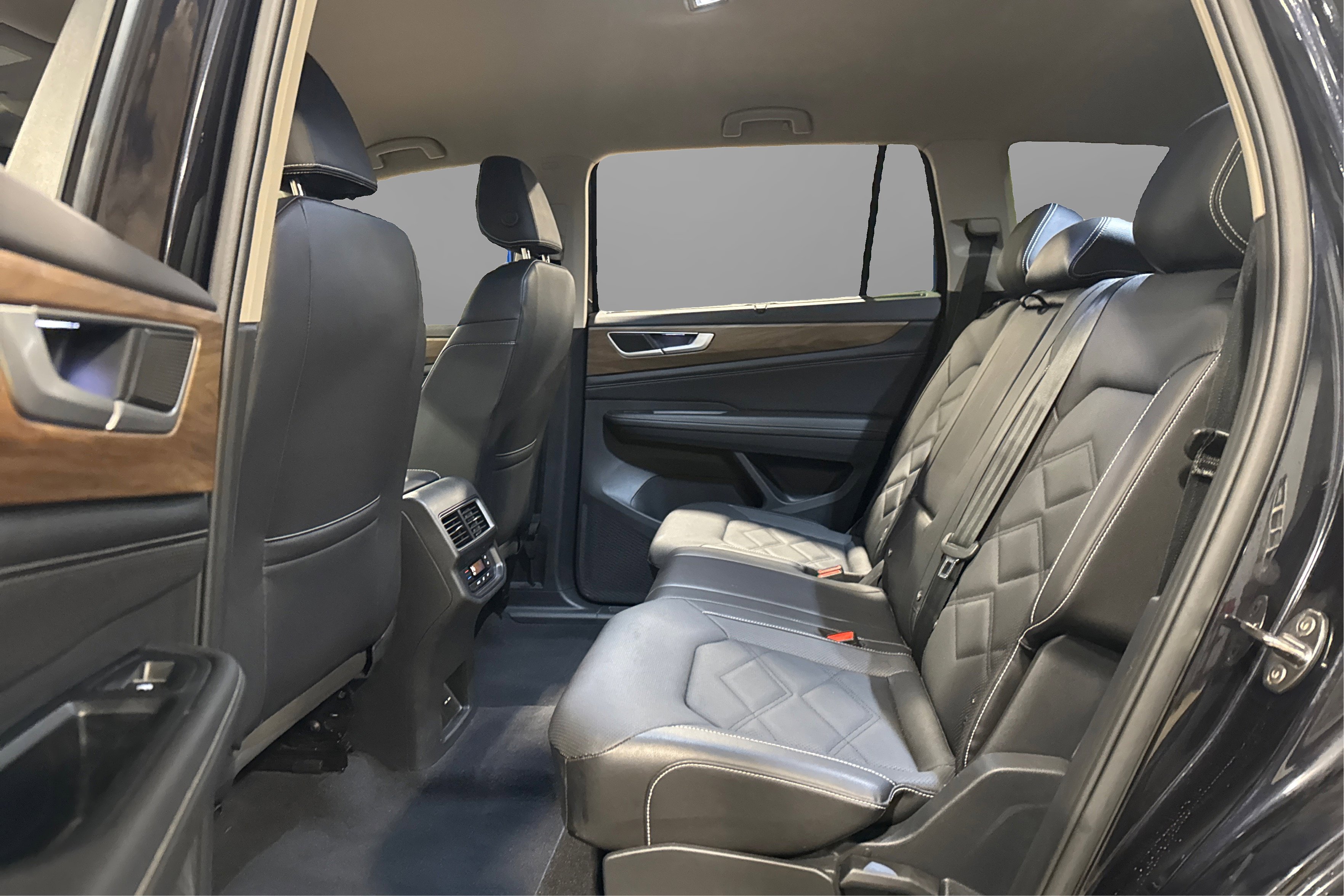 Used 2025 Volkswagen Atlas SE image 36