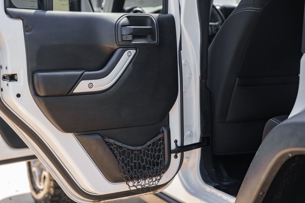 Used 2017 Jeep Wrangler Unlimited Rubicon w/ Cold Weather Group image 32