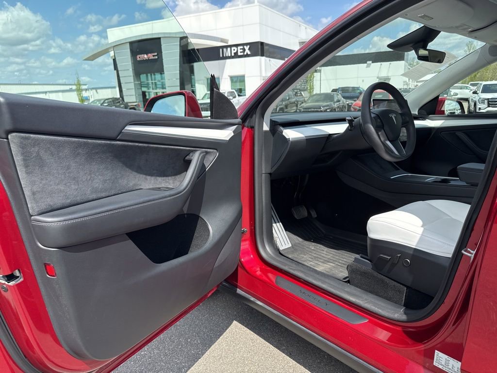 Used 2024 Tesla Model Y Long Range image 27