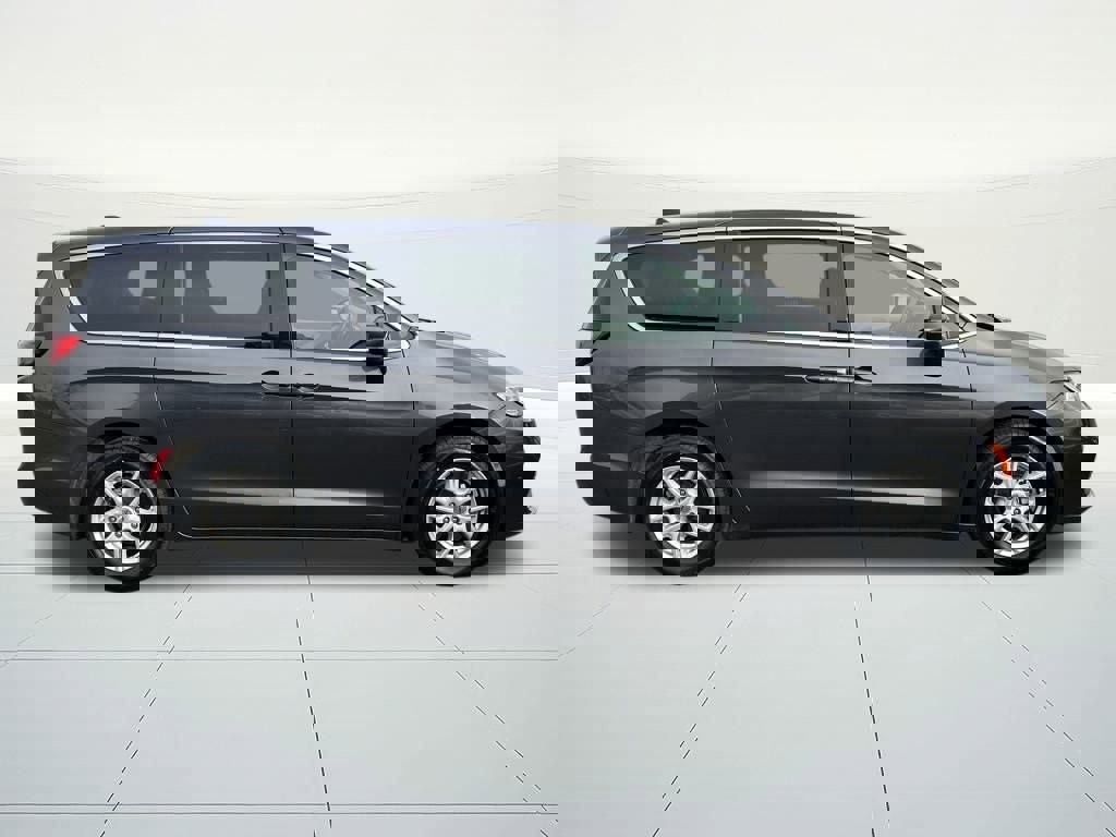 Used 2023 Chrysler Pacifica Touring-L image 6