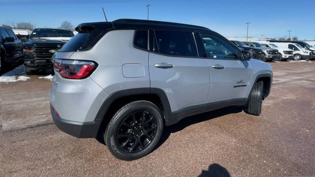 Used 2023 Jeep Compass Altitude AWD/4WD image 2