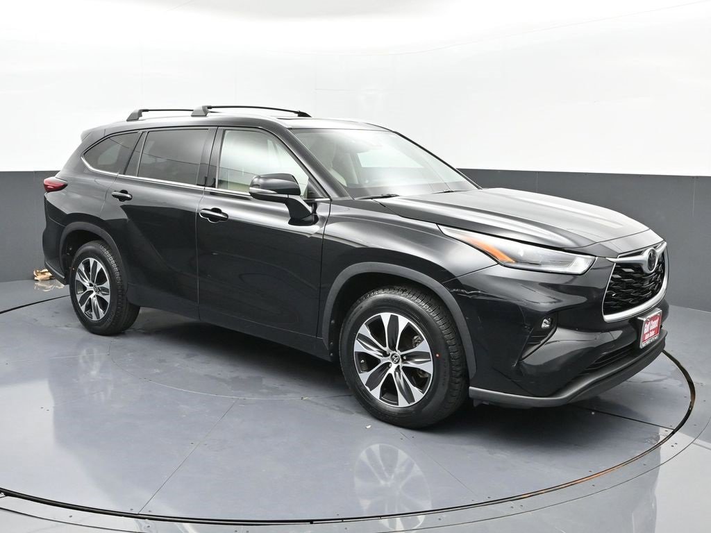 Certified 2021 Toyota Highlander XLE image 2
