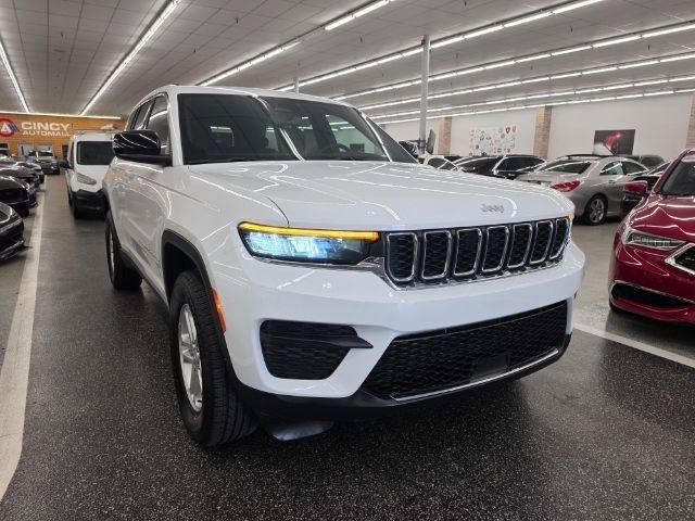 Used 2024 Jeep Grand Cherokee Laredo w/ Luxury Tech Group I AWD/4WD image 4