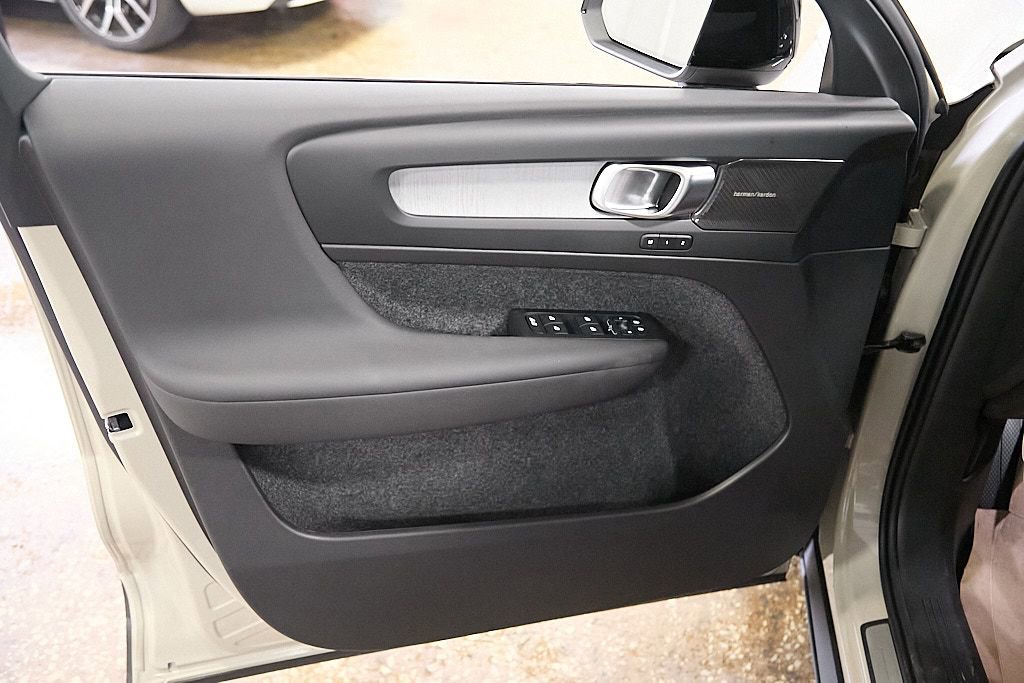 New 2026 Volvo XC40 B5 Ultra w/ Climate Package image 10